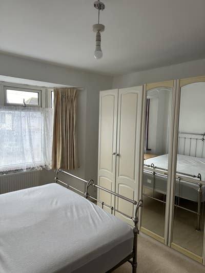 Double room available in a large house Main Photo