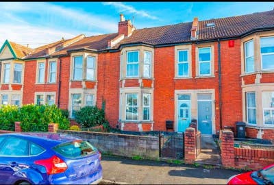 Clean room in a modern HMO– All bills included Main Photo