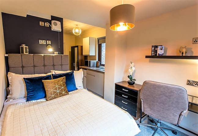 Comfortable Studios with ensuite, 5 min walk QEH Main Photo