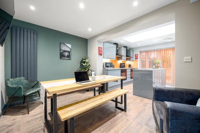 Ensuite Rooms at Didcot Train Station 🚂 Main Photo