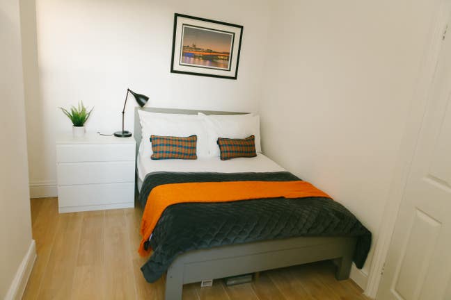 Double Bedroom in a specious shared house Main Photo