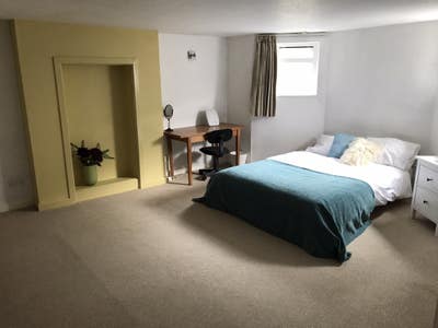 Share Spacious Central Flat with Garden Main Photo