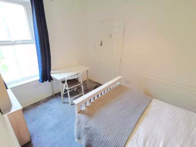 ** Lovely Modern Double Room - All Bills Included! Main Photo