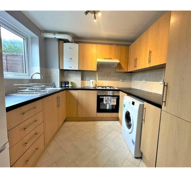 Single Room available  Main Photo