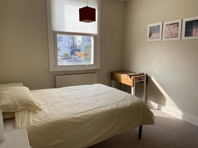 Large Sunny Room Main Photo