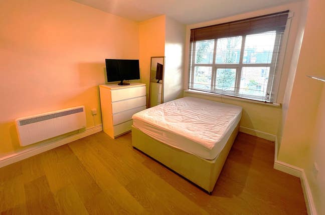 Large Studio Flat in Finchley Central Main Photo
