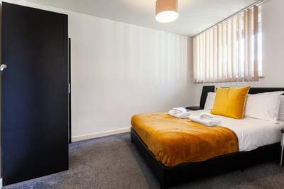 Modern 3 Double Bedroom Apartment Available! Main Photo