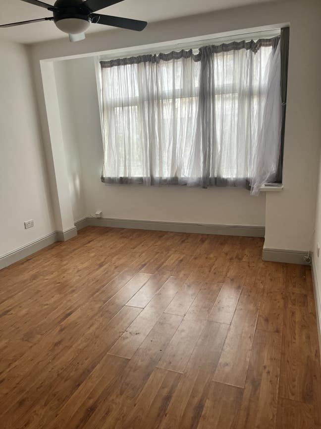  Bright sunny bedroom to let  Main Photo