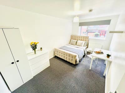 Freshly Renovated Rooms Telford Town Centre  Main Photo