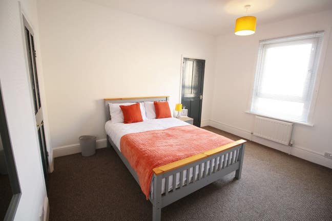 Beautiful Furnished Double En-suite Room for Rent Main Photo
