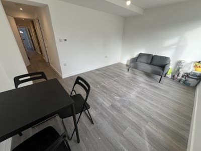 2 Bedrooms flat with a parking & garden Main Photo