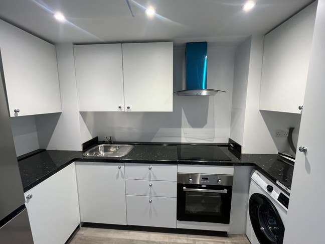 2 Bedrooms flat with a parking & garden Main Photo