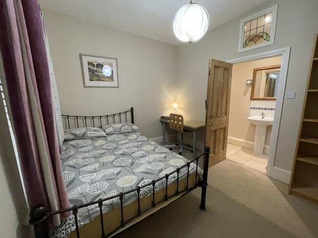 Super Ensuite large room Main Photo