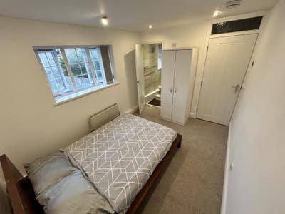 Fabulous Rooms for Professionals Plumstead Main Photo