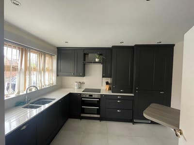 Double room in spacious town house  Main Photo