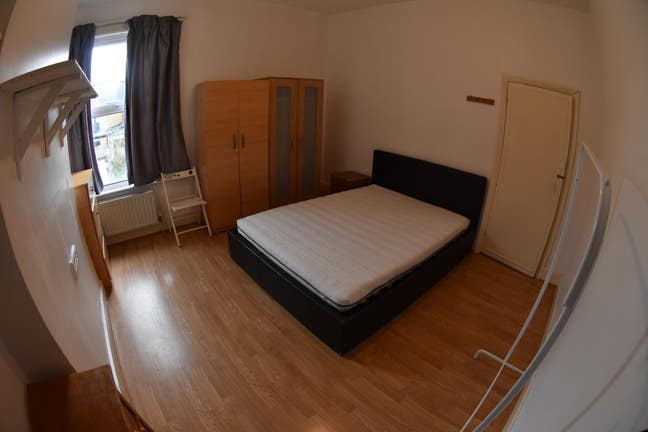 Two Rooms in a Flat Next to  Tooting Bec Station. Main Photo