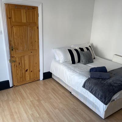 A newly decorated double rooms available in me74la Main Photo