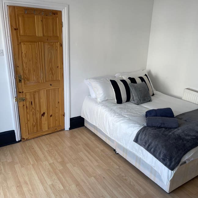 A newly decorated double rooms available in me74la Main Photo