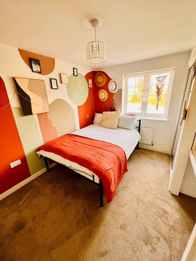 One of two Double rooms for rent Main Photo