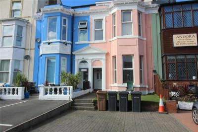 Peaceful household with a 2x double room to rent Main Photo