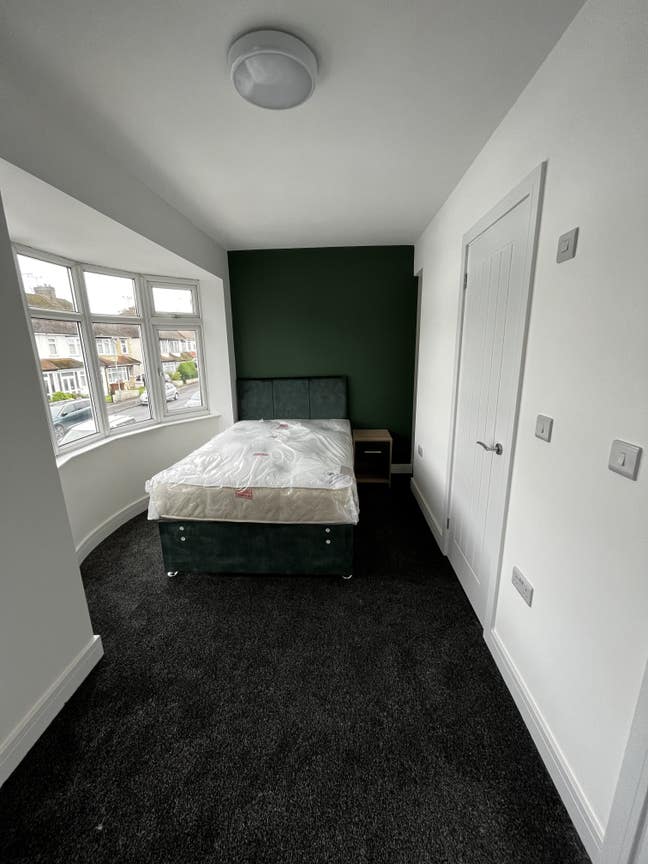  Newly refurbished HMO Room. Available now Main Photo