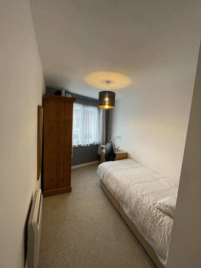 Single room in beautiful flat by the train station Main Photo