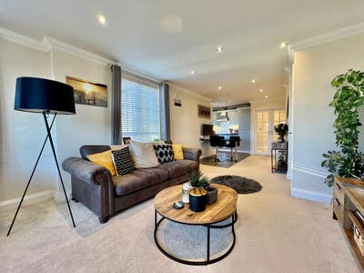 Double room available in spacious property Main Photo