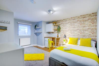 Lovely Double Room 2 Mins Walk to Town Centre Main Photo