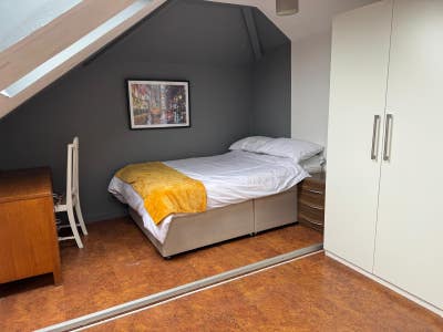 Modern Double room with on suite for professionals Main Photo
