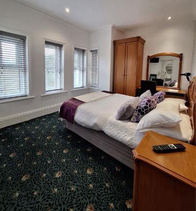 Town Centre Double en-suite with free parking Main Photo