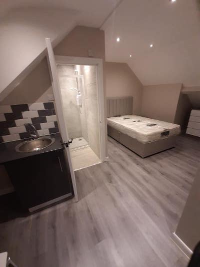 New Studio 5 - 2.4 Miles Oxford Station at Cowley  Main Photo