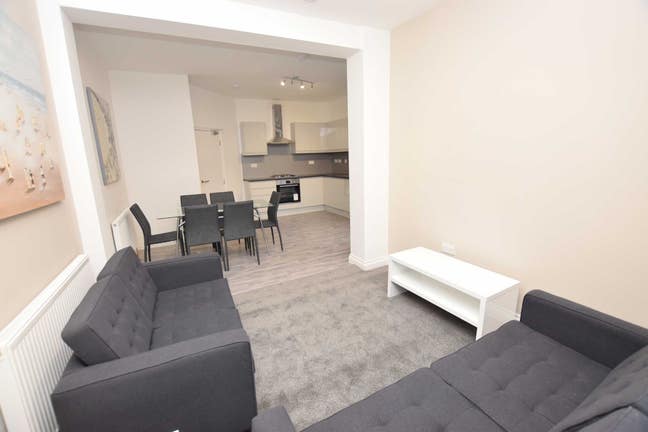 Spacious Furnished Ensuite Rooms! Ideal Location ! Main Photo