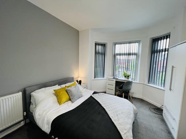 Spacious Furnished Ensuite Rooms! Ideal Location ! Main Photo