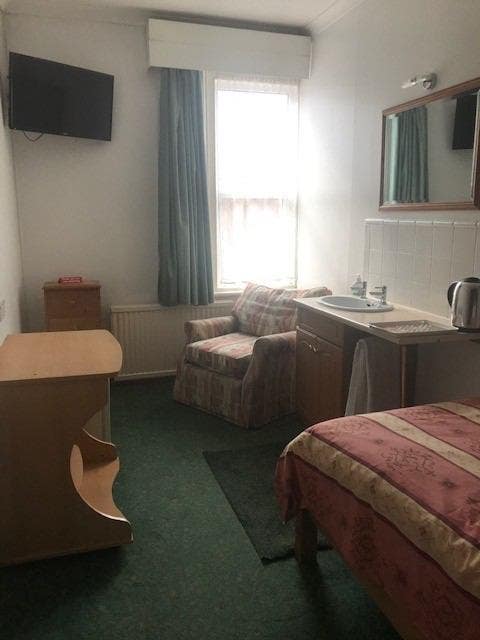 Single Room to Let   Short Term  Available Main Photo