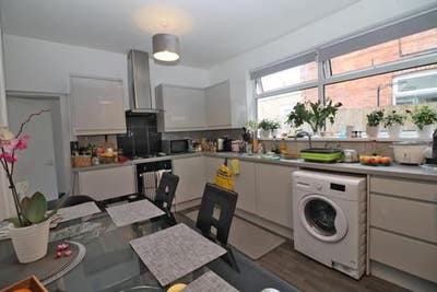 Large En Suite off Princes Avenue Available Now Main Photo