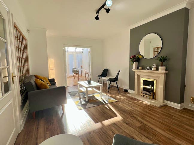 Live in Style: Modern Single for Professional  Main Photo