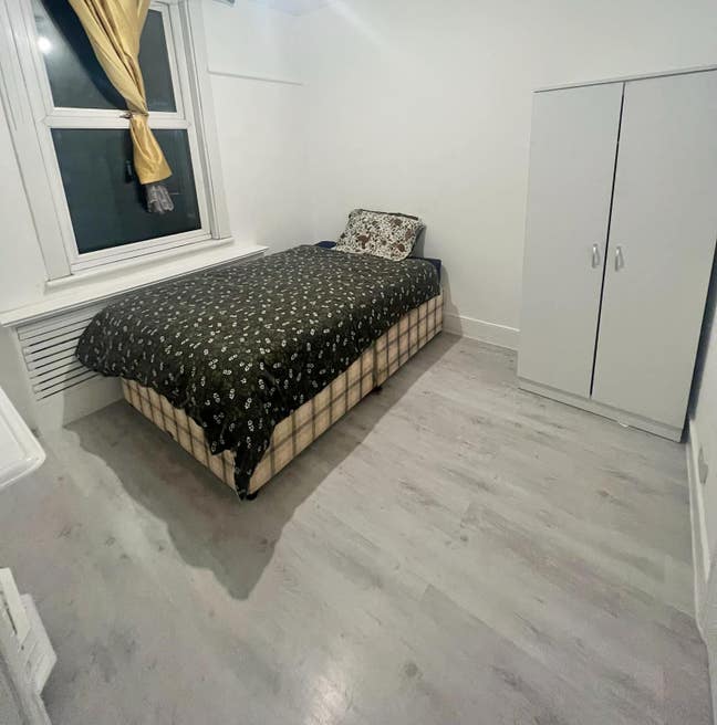 Room.to let in a family Home Women only Main Photo