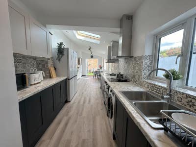 Modern En-suite bedroom next to Hackbridge station Main Photo