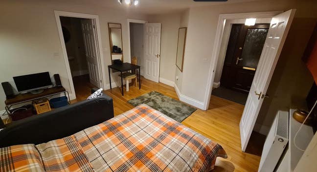 Private room share available in large house Main Photo