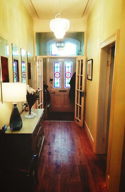 Beautiful king size rooom overlooking westwood Main Photo