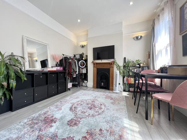 1 Bed Split Level Flat in Claphan North Main Photo