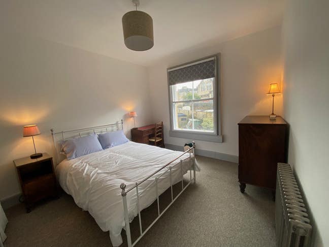 Beautiful, light, airy double bedroom in Widcombe Main Photo