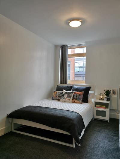 Large 1 Bed Apartment in City Centre Main Photo