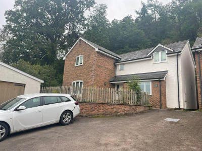 Large double bedroom in 4 bed detached housr Main Photo