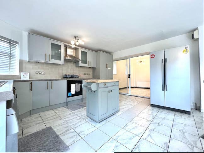 Gorgeous Ensuite in Wimbledon Main Photo