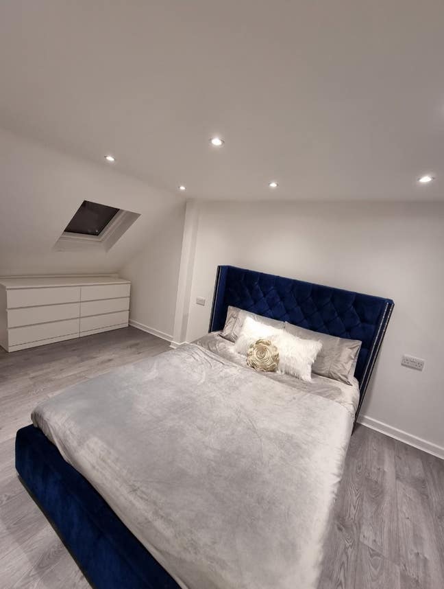 Brand new spacious loft bedroom with ensuite to re Main Photo