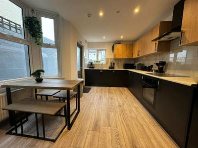 New double ensuite room, close to hospital Main Photo