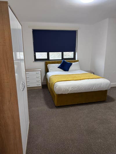 Stunning looking and spacious room available NOW!! Main Photo