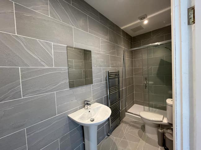 Fantastic Large En-Suite in Oakham Terrace, PE21 Main Photo