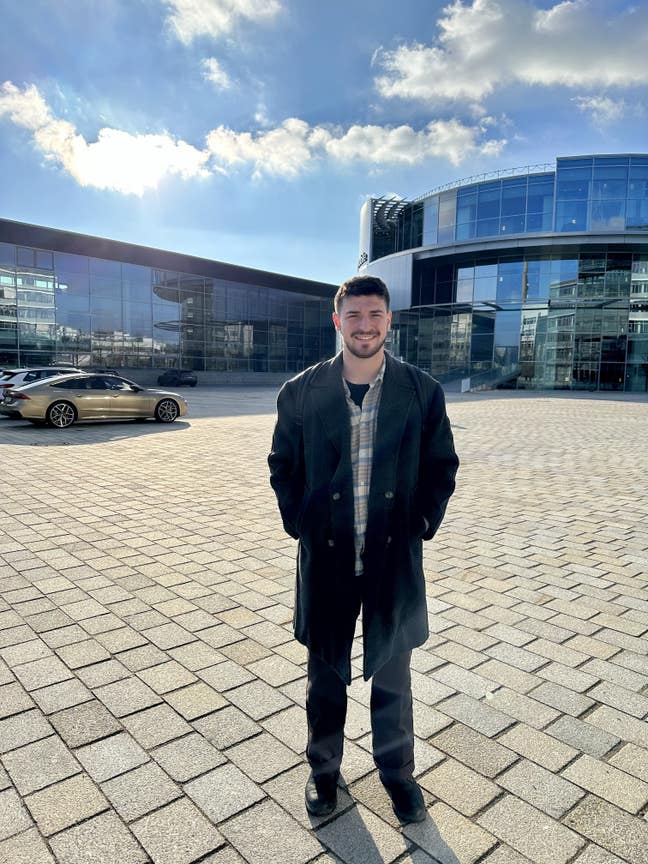 Kiwi graduate moving to uk to start new job. Main Photo